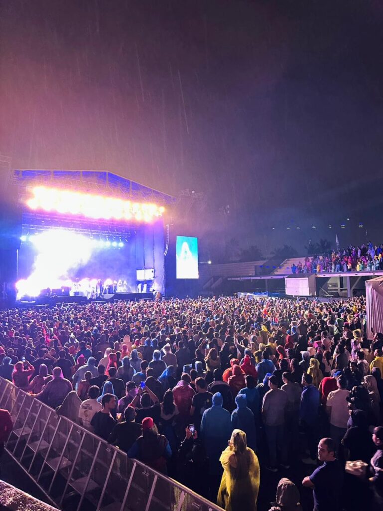 Fanáticos de The Killers desafían la lluvia y disfrutan de los éxitos del grupo - Noticias de hoy en República Dominicana | último minuto