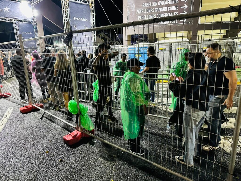 Fanáticos de The Killers desafían la lluvia y disfrutan de los éxitos del grupo - Noticias de hoy en República Dominicana | último minuto