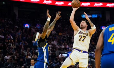 Luka Doncic anota 26 puntos, LeBron James suma 22 y Lakers arrollan a Warriors 129-101