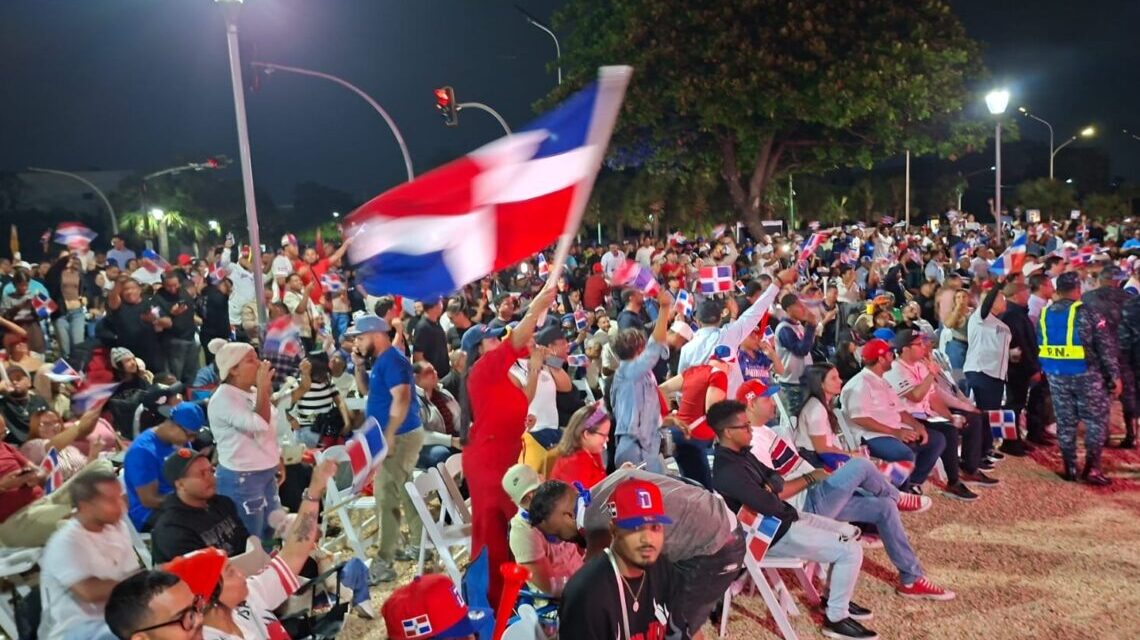 Multitud llenó el Malecón para animar a los equipos de béisbol en el Clásico Mundial de Béisbol