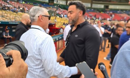 Rob Manfred recepción el Estadio Quisqueya y valora posibilidad de traer juegos oficiales de MLB a RD | De Zaguero Minuto