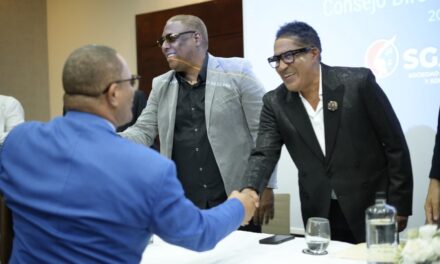 Kinito Méndez asume la presidencia de SGACEDOM