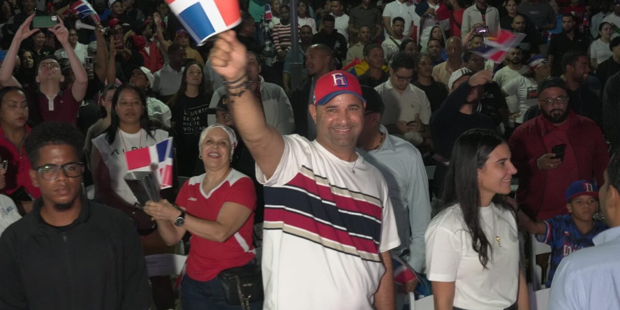 Fanáticos llegan al Malecón para ver partido RD-Venezuela