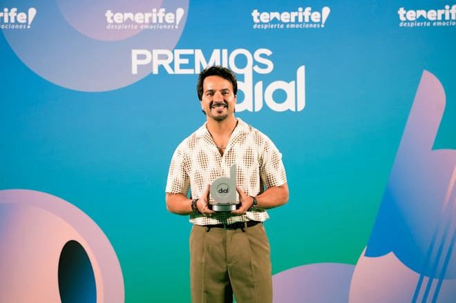 Luis Fonsi hace palpitar los Premios Dial 2026 en España