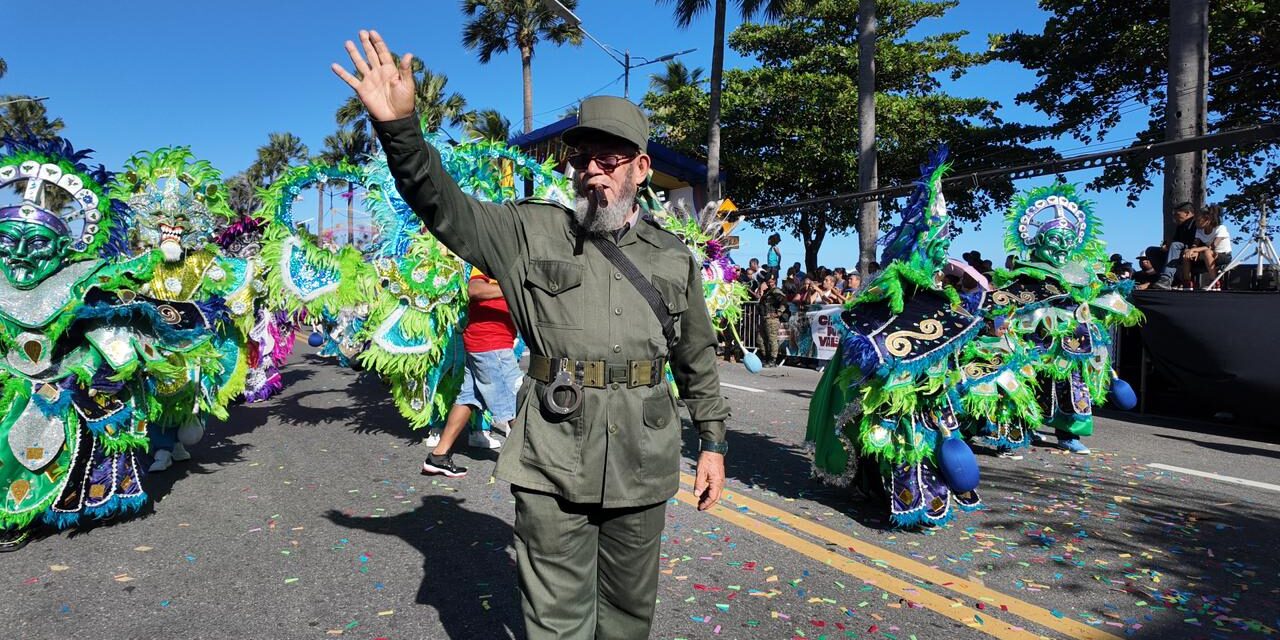 Comparsas y personajes deslumbran en Desfile del Carnaval Nacional