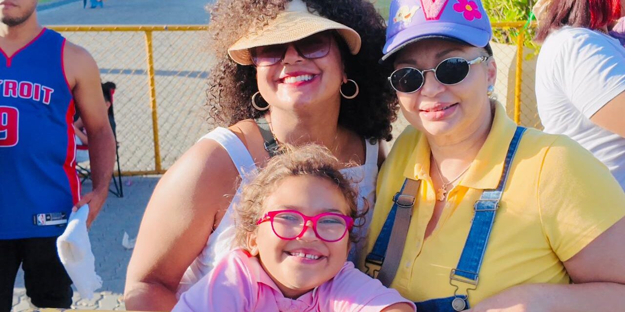 Dominicos y turistas se dejan contagiar de alegría del Carnaval
