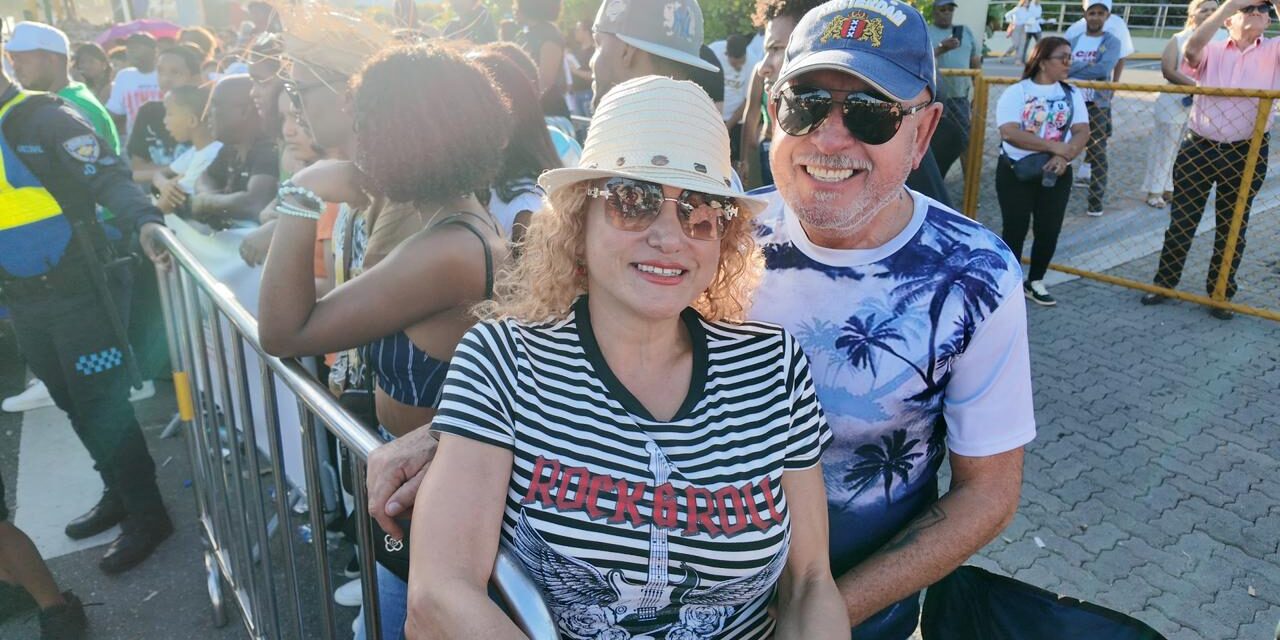 Pareja mexicana vive por primera vez el Carnaval dominicano