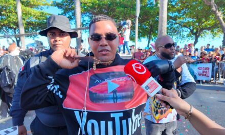 Destacan disfraces Santiago Matías y La Fruta Desfile