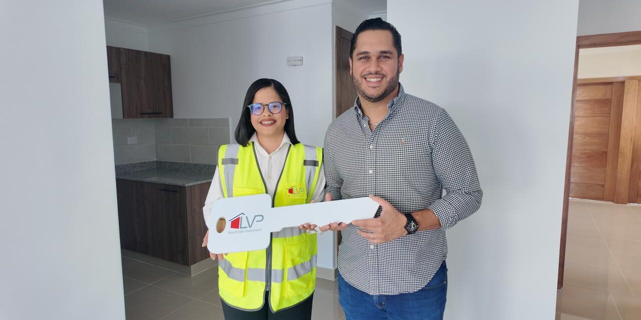 Alofoke entrega vivienda a Juan Carlos Pichardo