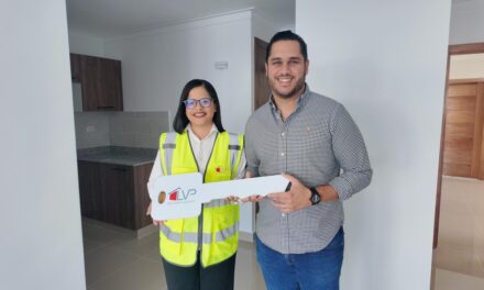 Alofoke entrega vivienda a Juan Carlos Pichardo