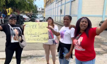 Fanáticos de Yailin protestan exterior de la prisión y exigen su independencia