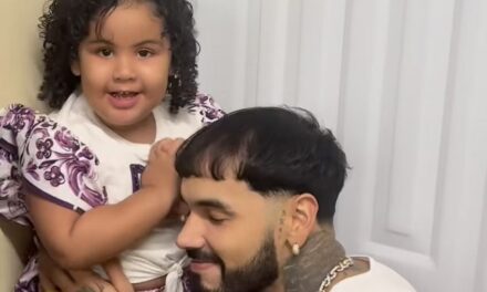 Anuel AA sorprende al arribar a RD por su cumpleaños