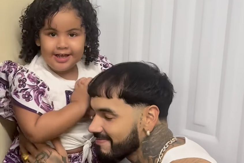 Anuel AA sorprende al arribar a RD por su cumpleaños