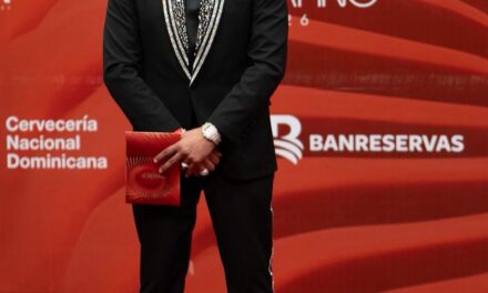 EthanAlexx deslumbra en la esterilla roja de los Premios Soberano 2026 con un estilo propio y auténtico | postrero minuto