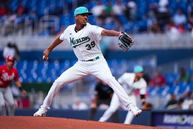 Eury Pérez iguala su marca y lidera remontada de Marlins sobre Rockies | De Postrero Minuto