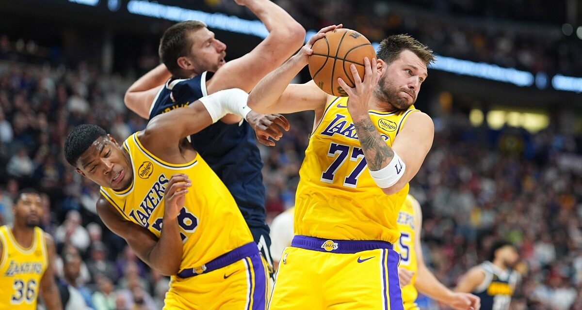 LeBron, récord y derrota; Trae Young debuta y el hermano de Angel Reese brilla