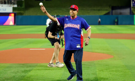 Marichal y “El Rey” Félix hacen los pitcheos ceremoniales previo al RD y Venezuela