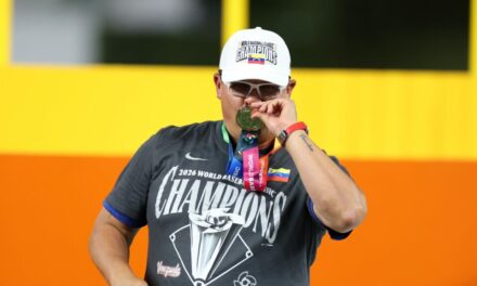 Omar López regresa a Astros bañado en oro venezolano