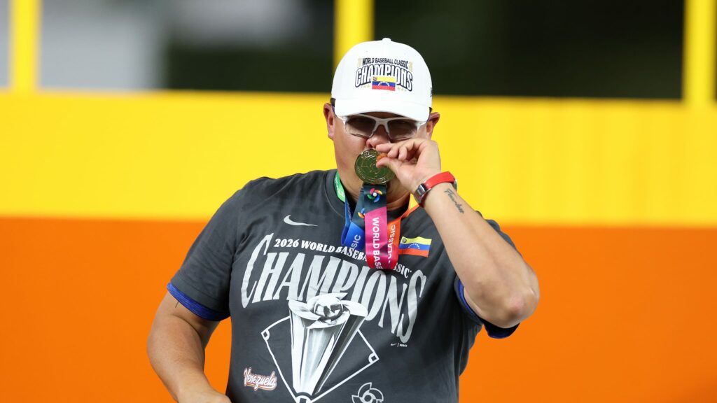 Omar López regresa a Astros bañado en oro venezolano