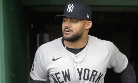 Domínguez sale dañado tras pelotazo en el codo en equipo Yankees-Rangers | De Postrero Minuto