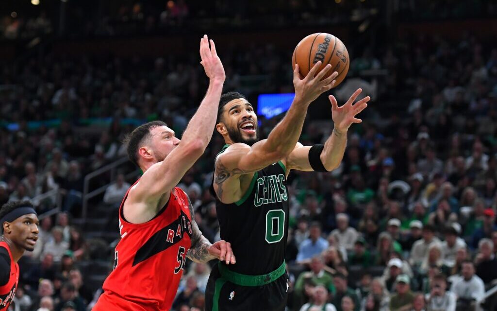 Celtics doblegan a Toronto Raptors