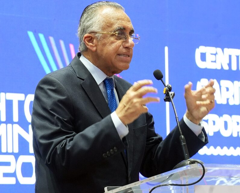 Luis Mejía destaca la modernización pabellón de tenis