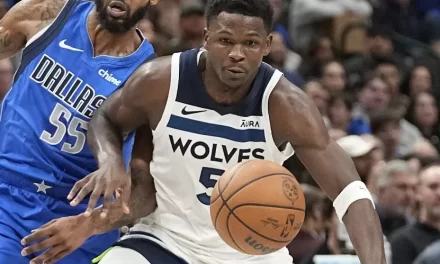 Los Wolves confirman que Edwards no tiene daños en rodilla