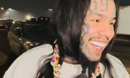 Tekashi sale de prisión y sorprende con un souvenir firmado