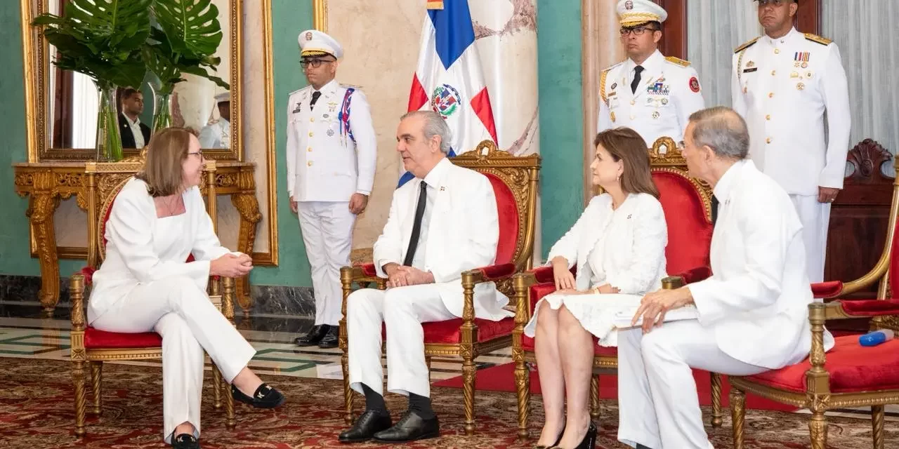 Abinader recibe cartas credenciales de seis nuevos embajadores en República Dominicana
