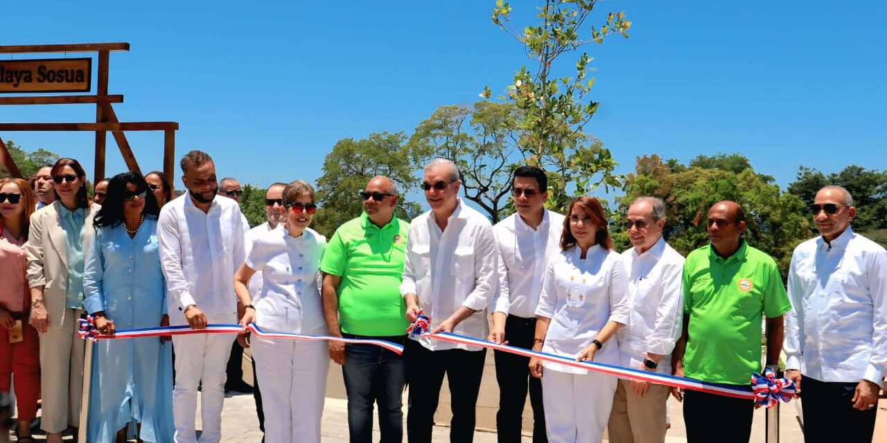 Abinader y Collado inauguran remodelada costanera y plaza de vendedores de Sosúa