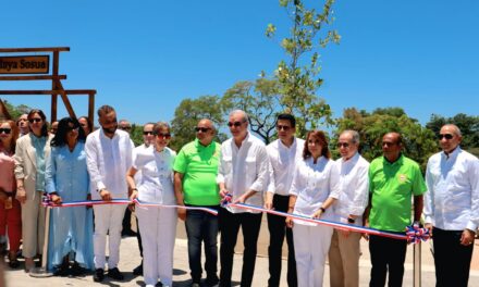 Abinader y Collado inauguran remodelada costanera y plaza de vendedores de Sosúa