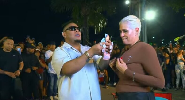 Bulín 47 donó RD$100 mil a “La Viuda Blanca” durante tarea