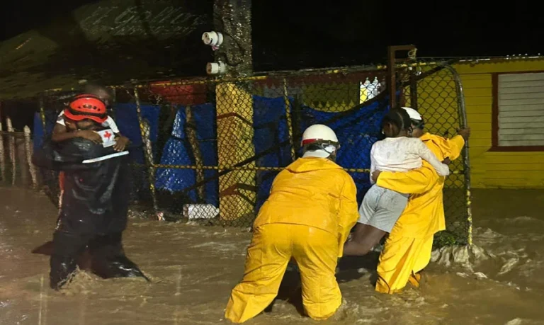 Cruz Roja despliega equipos de emergencia y realiza evacuaciones