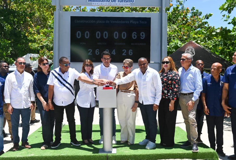 David Collado inicia construcción de plaza de vendedores en Playa Teco