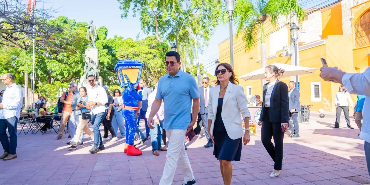David Collado y Leah Campos recorren sitios históricos de la Ciudad Colonial