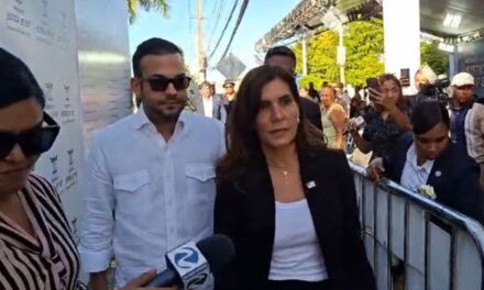 El embajador de Estados Unidos se une a la ofrenda en memoria de las víctimas del colapso del Jet Set en el primer aniversario