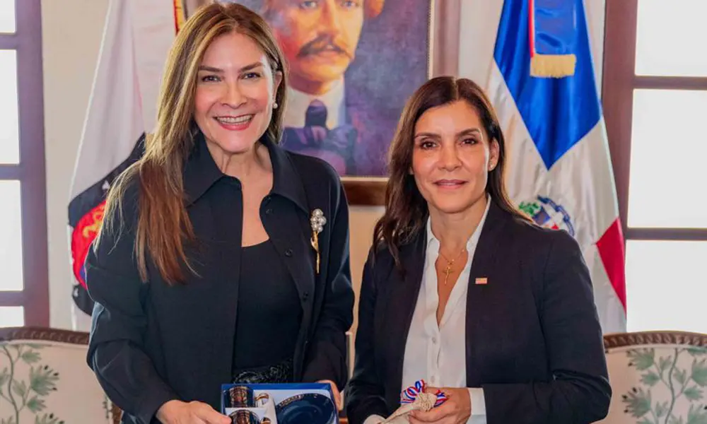 Embajadora de Estados Unidos se reúne con Carolina Mejía para discutir memorándum de expansión compartida