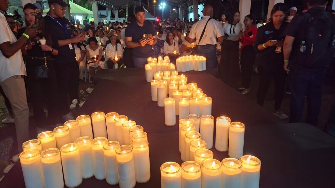 Emotiva vela con velas honra a las víctimas del Jet Set en la zona cero