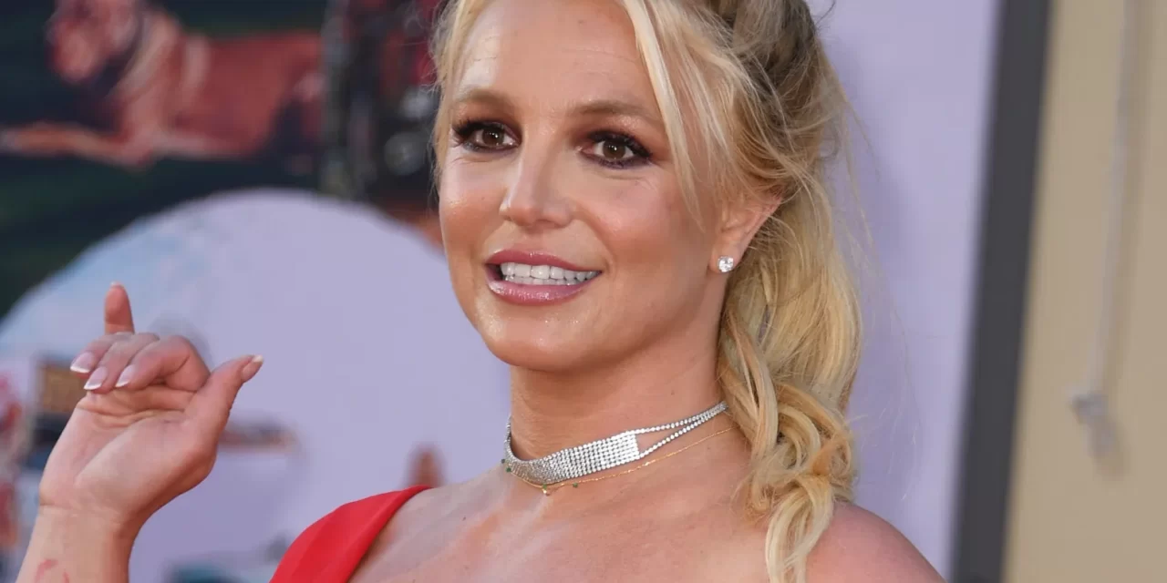 Britney Spears ingresa voluntariamente a centro de tratamiento