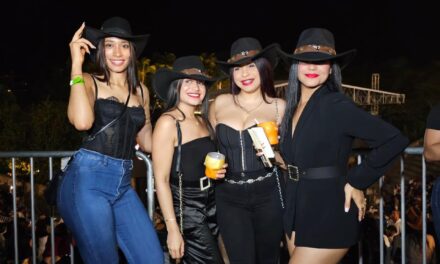 Sombreros y botas, grandes protagonistas de los looks del concierto de Nodal | postrero minuto