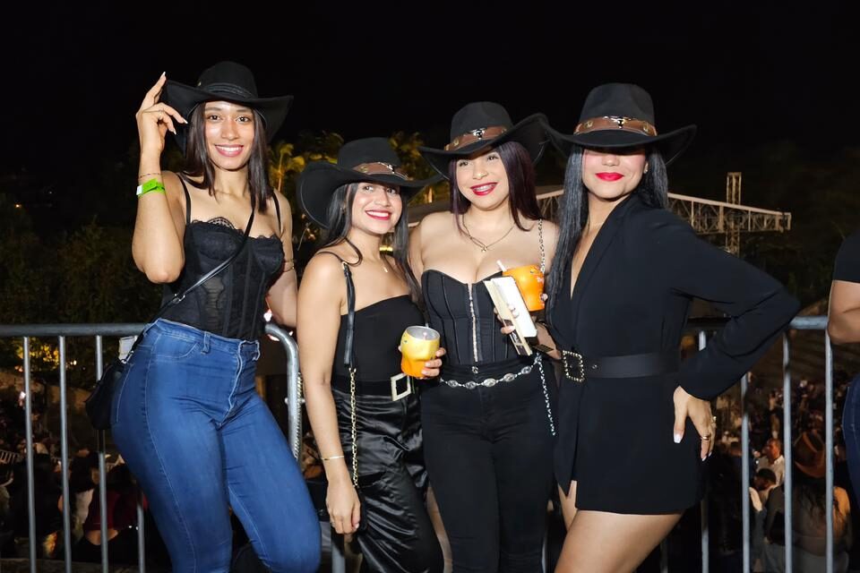 Sombreros y botas, grandes protagonistas de los looks del concierto de Nodal | postrero minuto