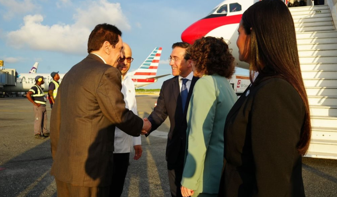La ministra española de Asuntos Exteriores llega a República Dominicana en reconocimiento oficial