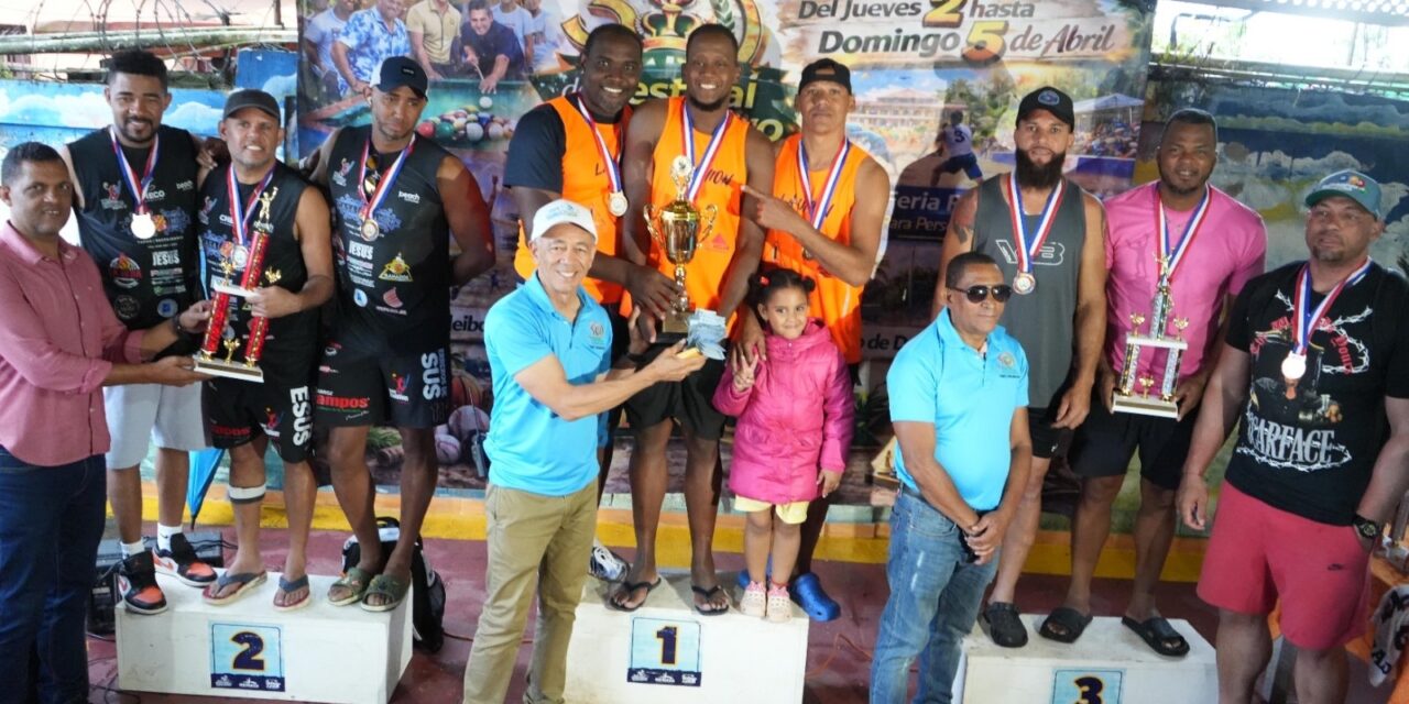 El balonvolea playero de Hato Mayor-Vicentillo premia a sus campeones en Semana Santa 2026