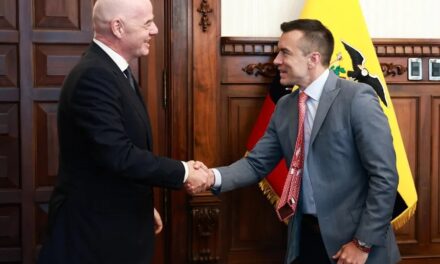 Presidente de Ecuador se reúne con líderes de FIFA y Conmebol en Quito | De Postrer Minuto