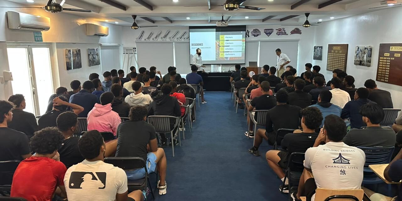 Prospectos de los Yankees reciben charla de integridad y liderazgo en Boca Chica | De Postrero Minuto