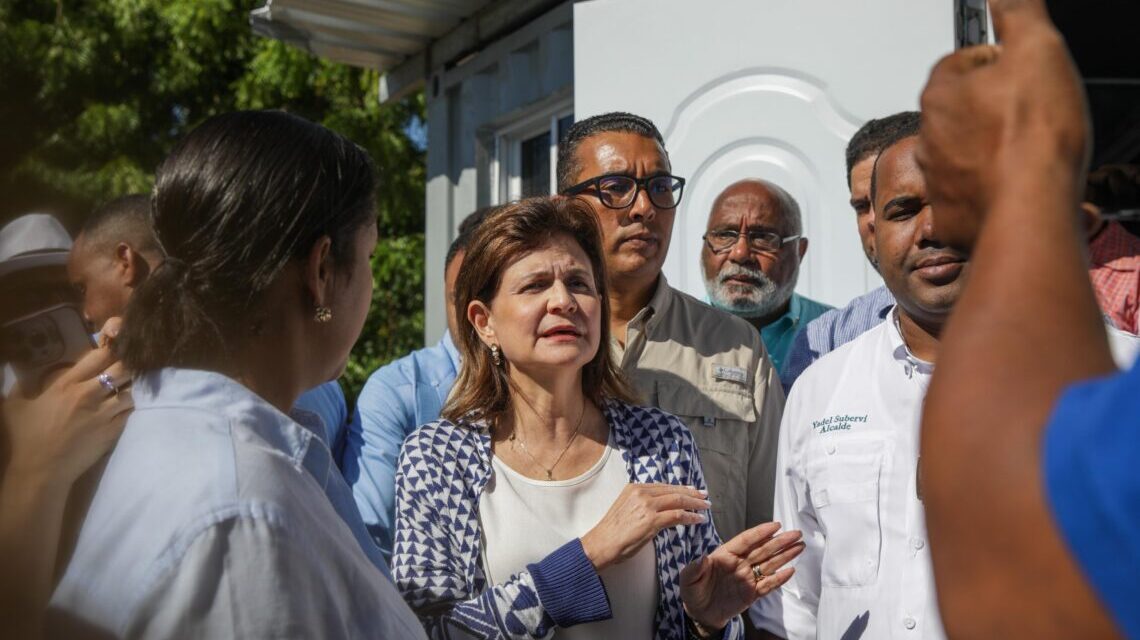 Raquel Peña evalúa daños por inundaciones en comunidades de Bahoruco