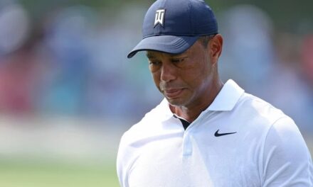 Nuevo video revela que Tiger Woods miraba su teléfono al momento del siniestro en Florida | De Postrer Minuto