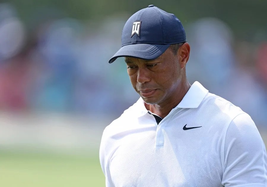Nuevo video revela que Tiger Woods miraba su teléfono al momento del siniestro en Florida | De Postrer Minuto