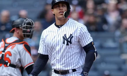 Giancarlo Stanton abandona el partido contra los Astros en la sexta entrada