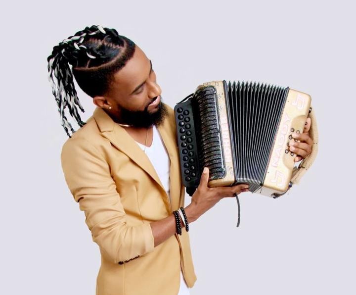 El Diamante Negro y la Mini Band conducen